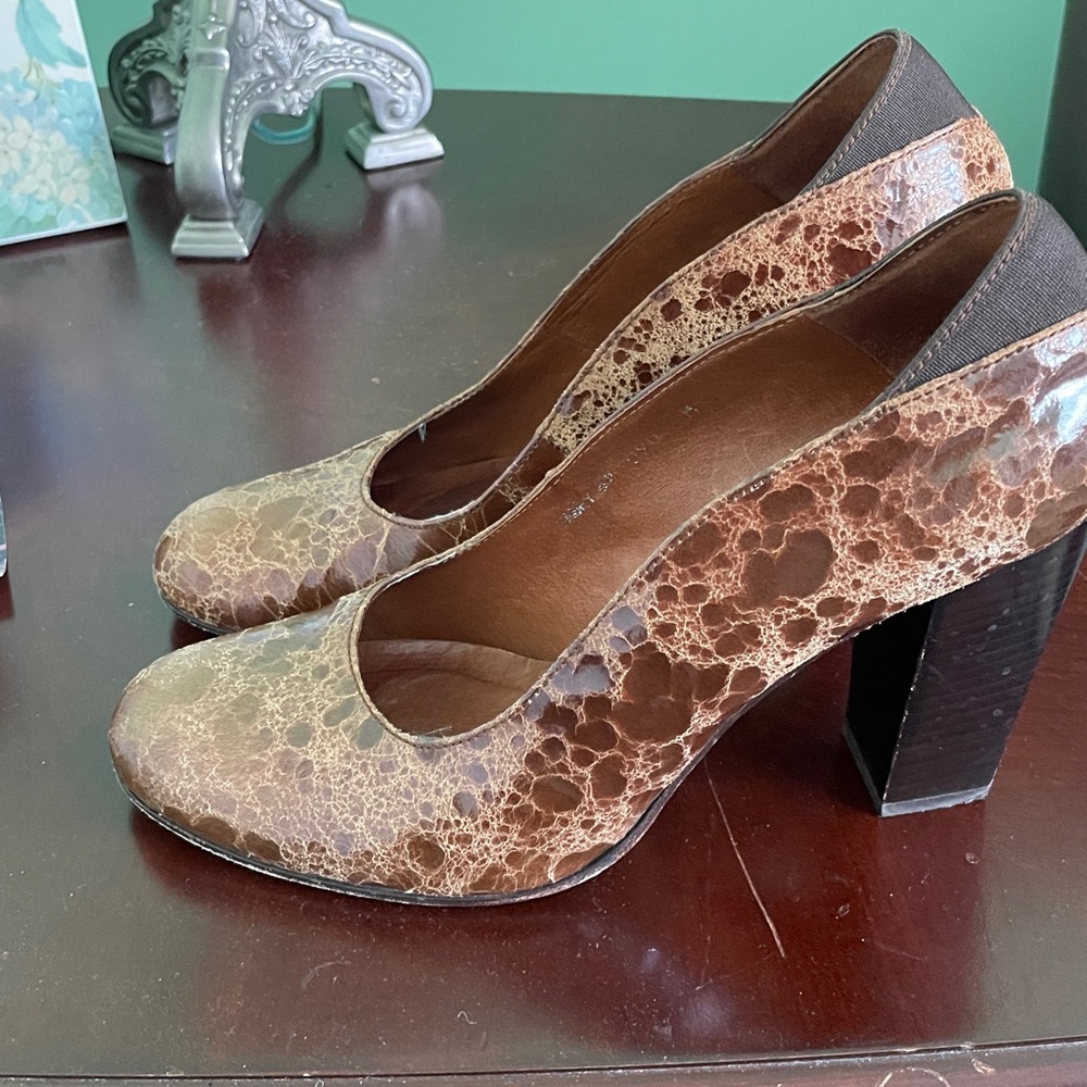 Donald J Pliner Casey Embossed Leather Pumps 9 M Brown - Picture 4 of 6